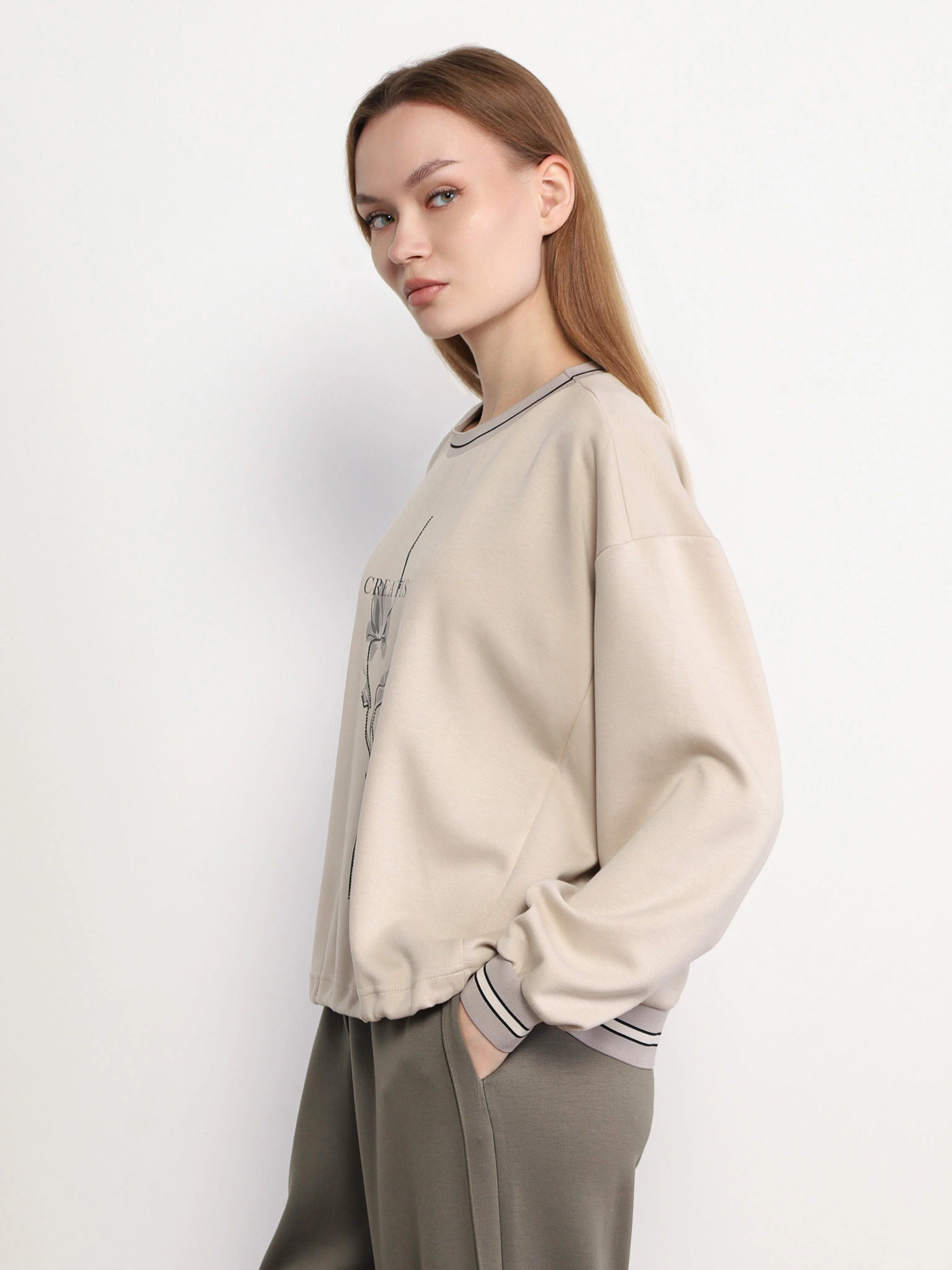 Джемпер бежевого цвета со стразами